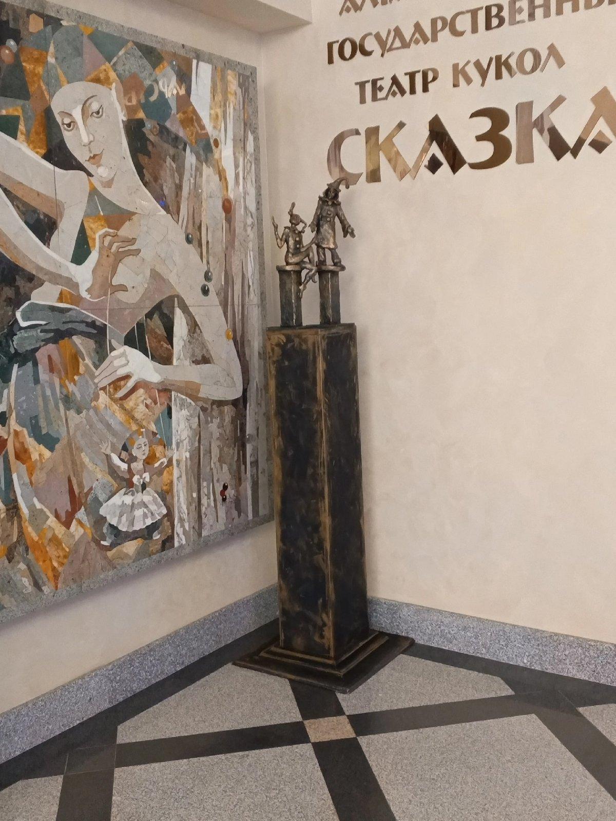 Каменное панно у входа в Алтайский государственный театр кукол «Сказка», Барнаул